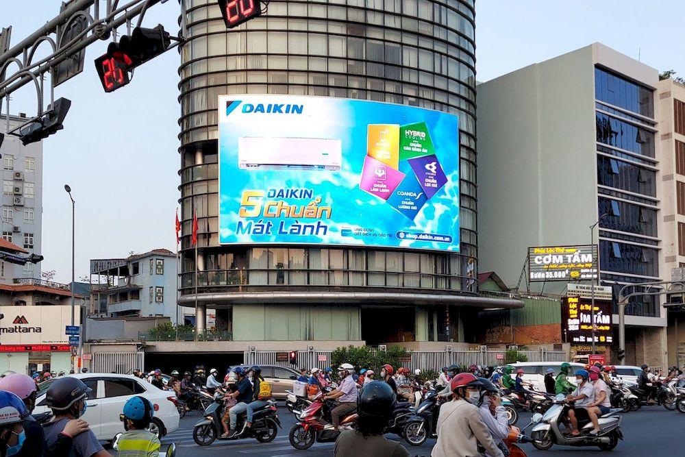 Toàn cảnh Phố Trần Huy Liệu quận Ba Đình Hà Nội với xe cộ và cửa hàng nhộn nhịp